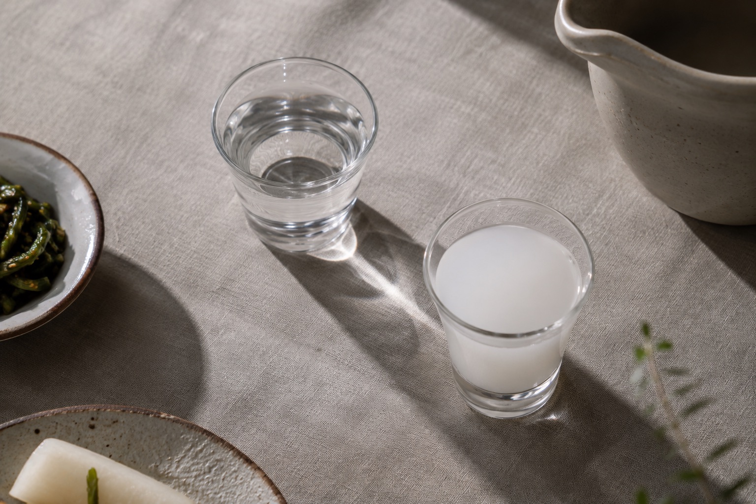 澄んだ一杯、混ぜた一杯 — 慶州法酒 米マッコリの二杯を題材にした編集用コンセプト画像